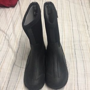 Black winter boots